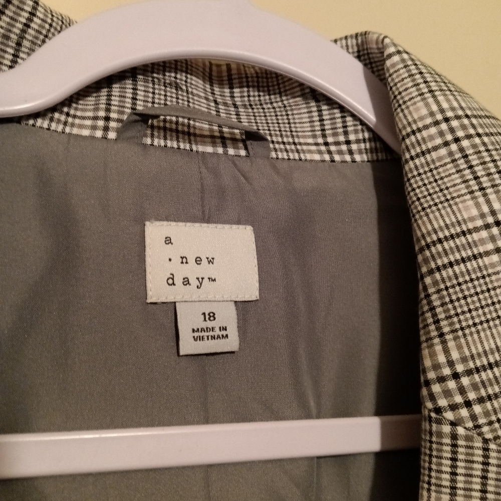 Blazer - Picture 3 of 3